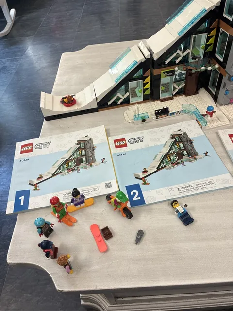 LEGO City: Ski and Climbing Center (60366)