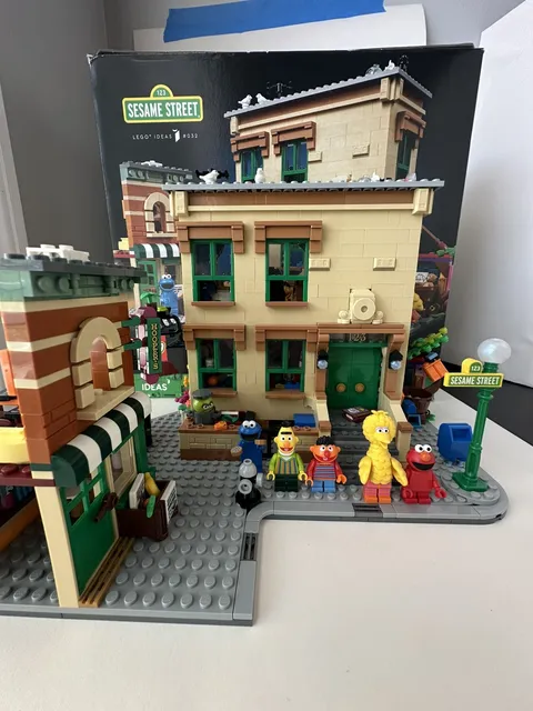 LEGO Ideas: 123 Sesame Street (21324) 100% Complete w/ Instructions & box