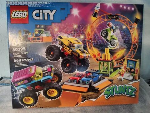 LEGO CITY SET #60295 STUNT SHOW ARENA- 7 MINIFIGS!- FACTORY SEALED & NEW