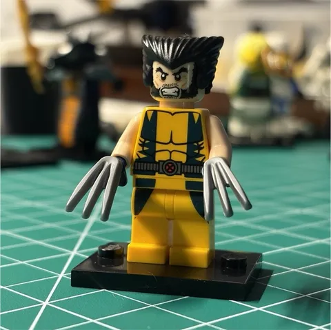 LEGO Wolverine Minifigure Yellow Suit w/ Claws & Black Display Base Plastic