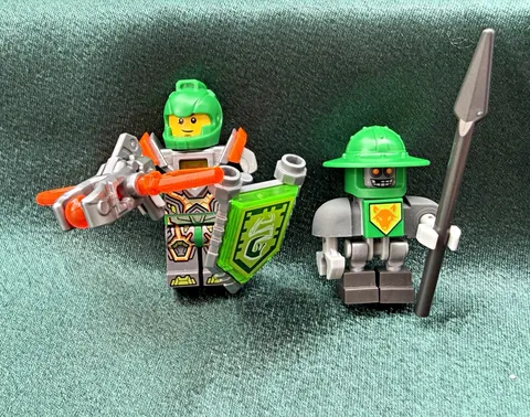 LEGO Minifigures Aaron Fox Nexo Knights w/ Squire Bot w/Armor and Weapons nex068