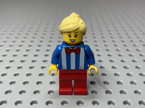 LEGO Minifigure Ice Cream Vendor Female Item No: cty1139 Set: 60253-1 2020
