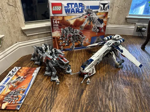 LEGO Star Wars: Republic Dropship with AT-OT Walker (10195)