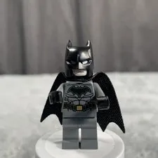 LEGO Super Heroes Minifigure Batman Gold Outline Belt and Crest (Genuine) Rare