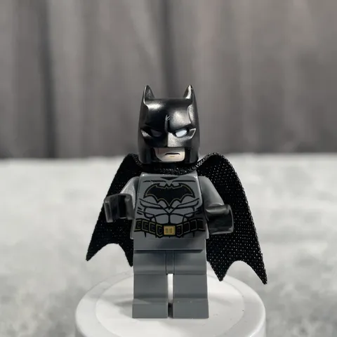 LEGO Super Heroes Minifigure Batman Gold Outline Belt and Crest (Genuine) Rare