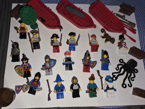 Vintage Lego Castle,pirates ad moreMinifigures & Parts Lot