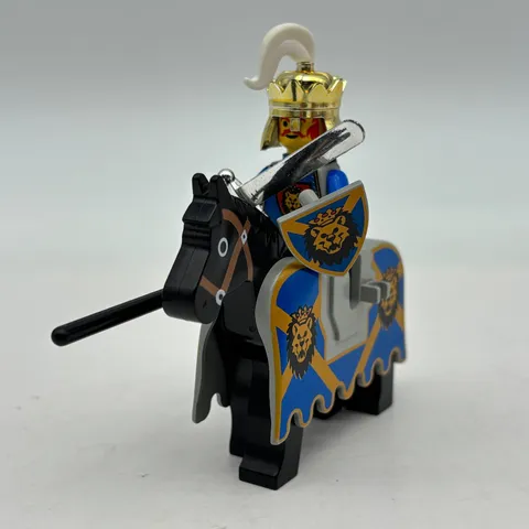 LEGO Castle Royal Knights King Leo Horse Rider Lion Shield Chrome Helmet Vintage