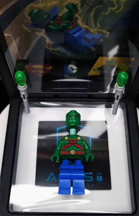 LEGO Martian Manhunter Minifigure sh0158 Pristine Brand New Never Assembled