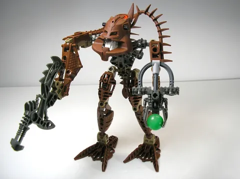 2006 LEGO Bionicle Piraka Avak set #8904 with light-up eyes & one Zamor sphere