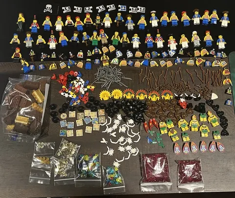 Massive Lego Pirate Islander Imperial Soldier Minifigure Lot 40+ Parts 100+