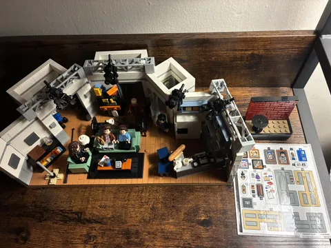 LEGO Ideas Seinfeld Apartment 21328 100% Complete Minifigures + NEW STICKERS