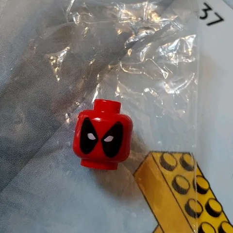 💯 LEGO Marvel Deadpool Minifigure Head Brand New Never Assembled 