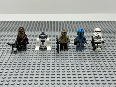 LEGO Star Wars Minifigures Lot of 5 w/ Chewbacca, R2-D2, Blasters, Helmets