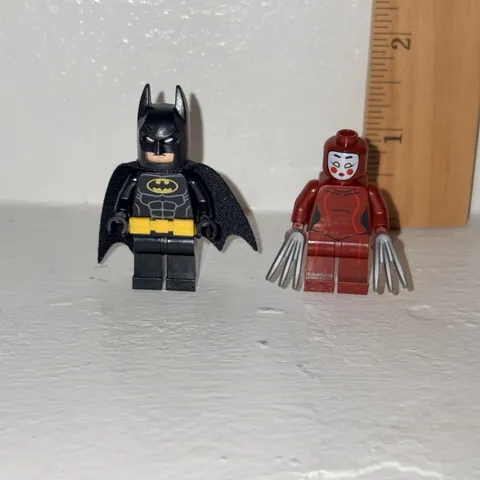 Lego DC Batman With Yellow Utility Belt And Kabuki Twin Minifigs From Set 70905