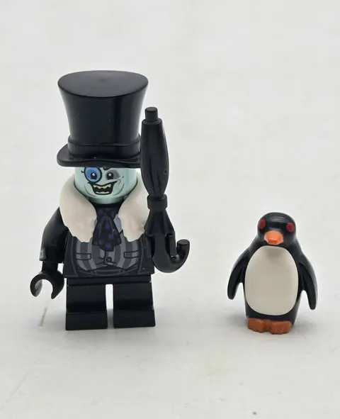 LEGO Batman 70909 THE PENGUIN Minifigure w/ Black Umbrella & Penguin Accessory