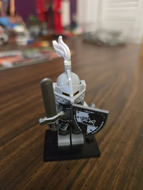 LEGO Minifigure Series 9 Heroic Knight 100%complete CMF 71007 Great Shape Hero