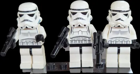 4 Lego Star Wars Minifigures IMPERIAL STORMTROOPER with Blasters. R01
