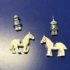 LEGO Knight Minifigure Lot w/ 2 Horses, Plastic Figures