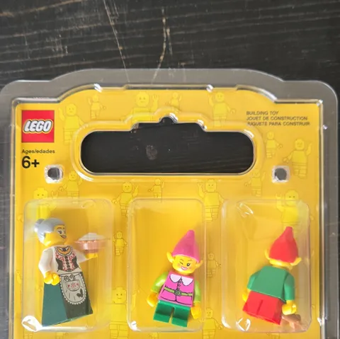 LEGO Minifigures holiday-themed characters Pink Elf And Mrs Clause