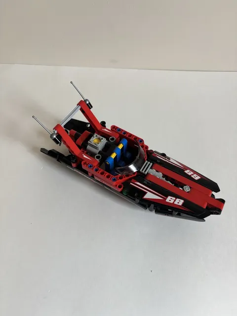 LEGO Technic Powerboat 42089