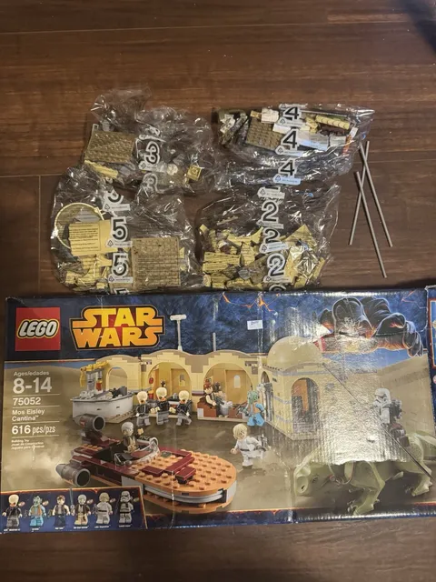 LEGO Star Wars 75052 Mos Eisley Cantina missing bag 1 (racer) and green Dewback