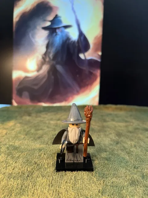 1x MINI Lord Of The Rings GANDALF THE GREY on Genuine LEGO Base