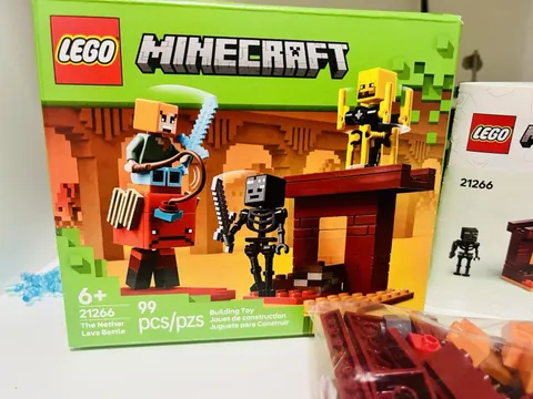 LEGO Minecraft The Nether Lava Battle (21266)