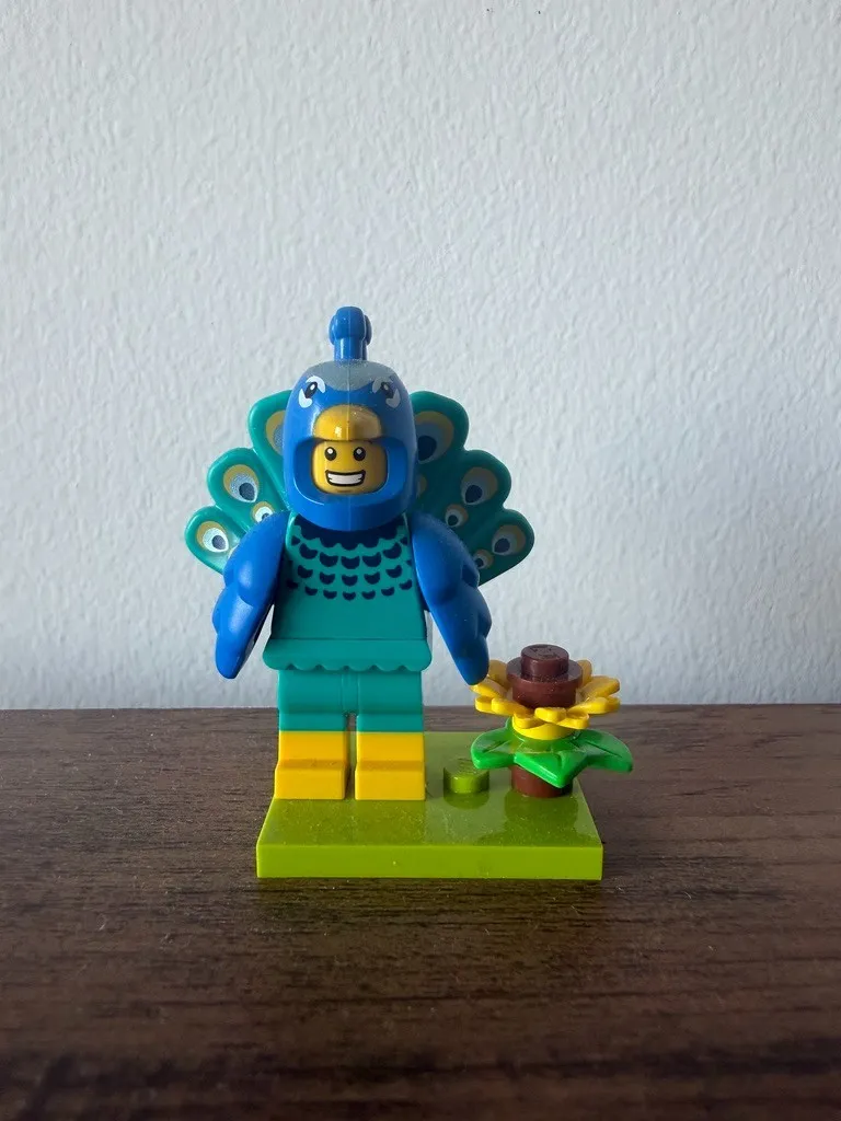 LEGO # 71051 MINIFIGURES SERIES 28 - PEACOCK COSTUME FAN # 1