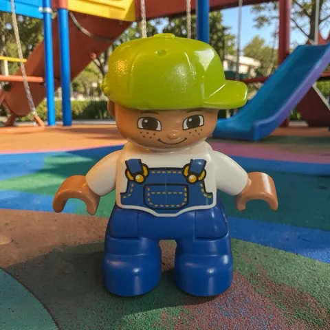 Duplo minifigure - little boy with green hat-combined shipping (FIG81)