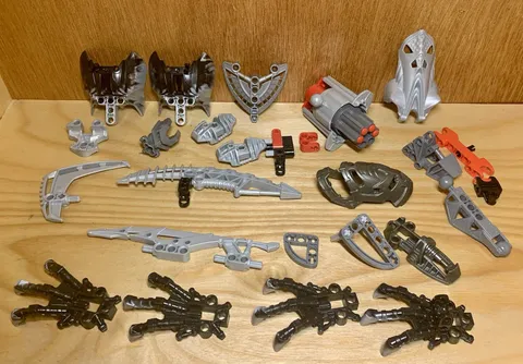 Lego Bionicle 8924 Parts Lot Maxilos & Spinax Claws Weapons Shoulders Mask Foot