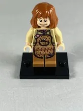 LEGO Beloved Molly Weasley, Molly wobbles With Apron.  The Burrow 2010