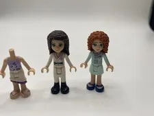LEGO minifigurines Emma and Autum and 3 more pieces including a cape