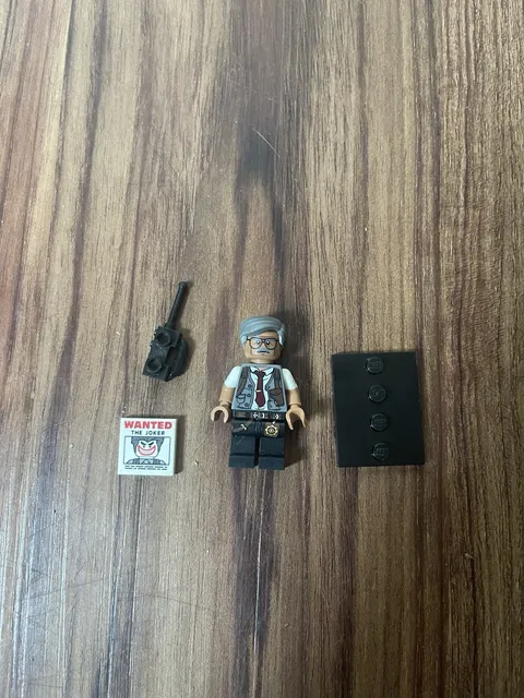 LEGO BATMAN THE MOVIE SERIES 1 COMMISSIONER GORDON W/ GUN WANTED TILE STAND