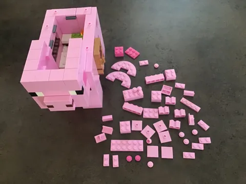 LEGO Minecraft: The Pig House incomplete w/additional pink bricks read desc