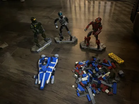 Vintage Mega Books Halo 10 Figure Lot Incomplete And Lego Star Wars 8093 Ship