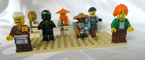 The Lego Ninjago Movie:  Lego Minifigure LOT-7 , Ninjago City 70620