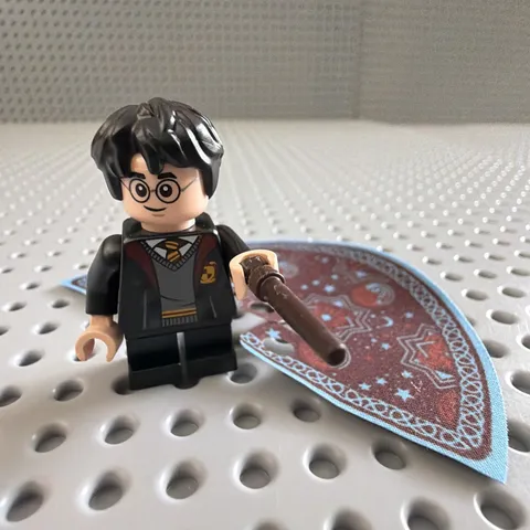 Harry Potter with Invisibility Cloak Minifigure - LEGO 76402 hp366