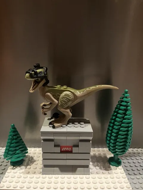 Lego Dinosaur Figure Delta from Jurassic World 75917 Raptor Rampage w/Mask Green