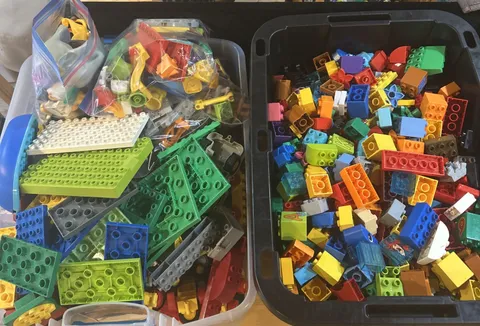 LEGO DUPLO  Lot 100 Pieces Building Bricks Parts Mixed  Blocks Lot W 4 Figures