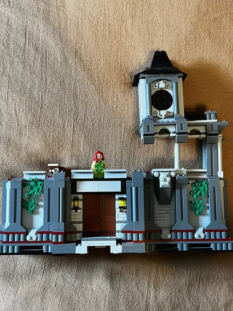Lego Poison Ivy 10937 76035 6860 Minifigure with partial Arkham Asylum Set
