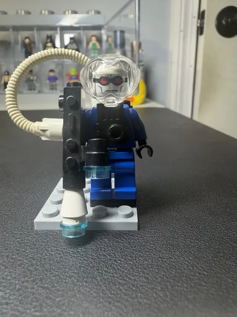 RARE Lego Mr. Freeze bat011c01 Set 7783 Minifigure Complete Batman Super Villain