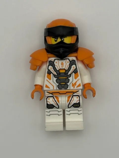 LEGO Ninjago Cole Dragons Rising Minifigure Mech Cole 71821 njo0900 Minor Crack