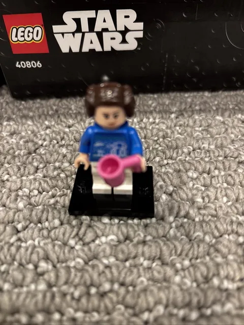 LEGO Star Wars Princess Leah Ugly Christmas Sweater Minifigure.