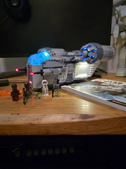 LEGO Star Wars Razor Crest 75292 Complete Set w/ Minifigs Lights Instructions