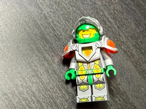 Lego Aaron Fox - Flat Silver & Armor nex025 h503 Minifigure CMF Nexo Knights