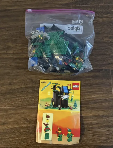 LEGO System 6054 Forestmen’s Hideout, Complete Set with Instructions