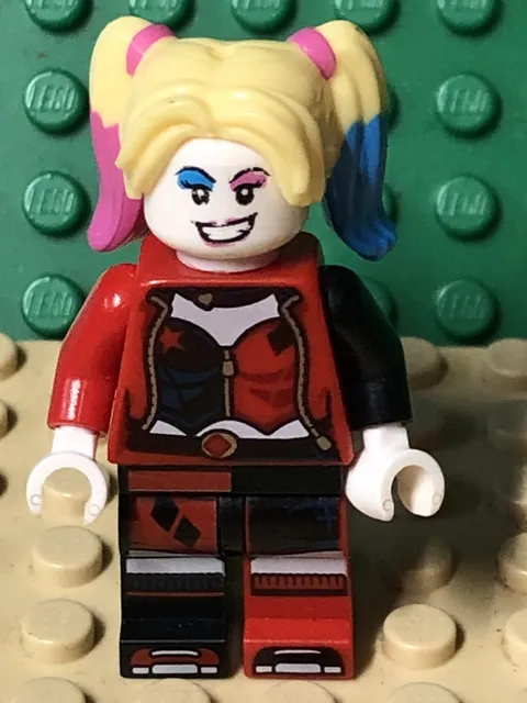 LEGO DC Comics Harley Quinn (sh0650) Minifigure (Yellow Hair w/ Pink & Blue)