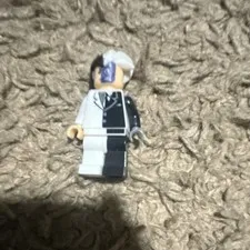 LEGO Plastic Minifigure Two Face 2006 black stripe.