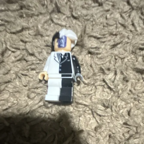 LEGO Plastic Minifigure Two Face 2006 black stripe.
