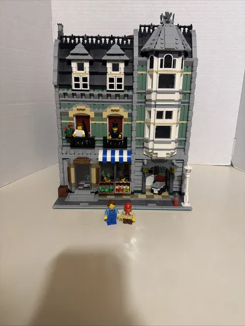 LEGO 10185 Creator Expert - Green Grocer Modular Building no box or instructions